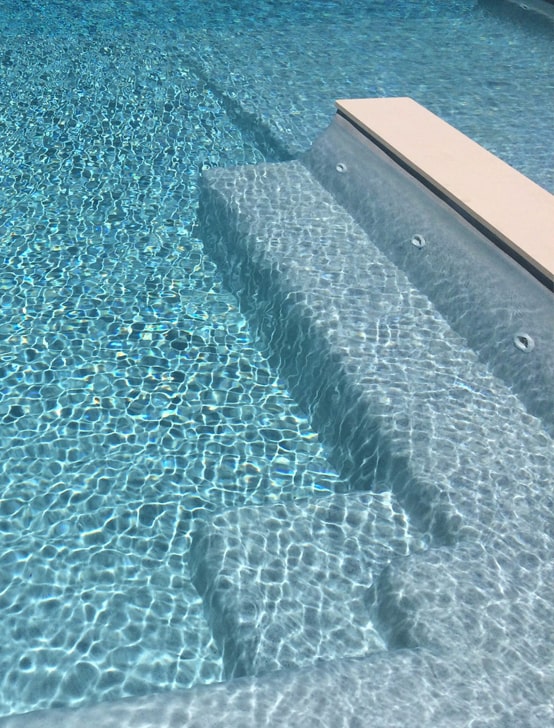Revestimiento continuio de piscinas efecto arena